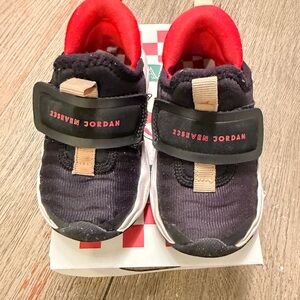 Jordan easyon  Kids Black and red Sneakers toddler size 6